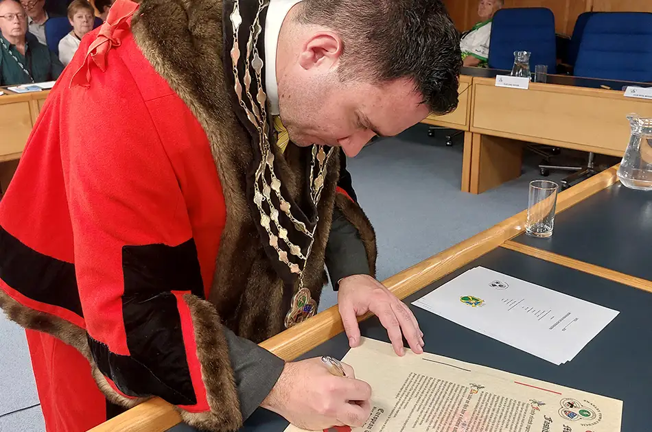 Swanley Mayor signing memorandum of understanding